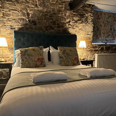 The Fountain Inn & Riverside Restaurant Okehampton Quarto foto